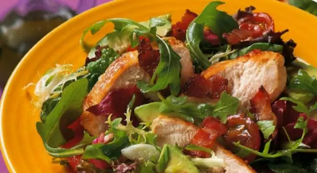 Ломтики телячьей печени на салате