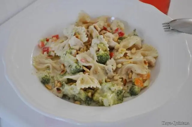 Красочная вариация салата из макарон с белым соусом