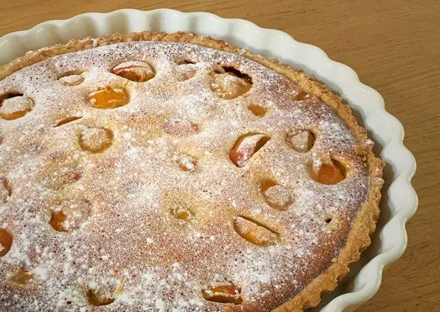 Тарт Татен с карамелизированными персиками