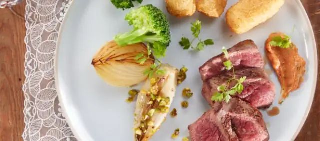 Медальон из оленя с печенью оленины в луковом красном вине с фаршированным печеным картофелем