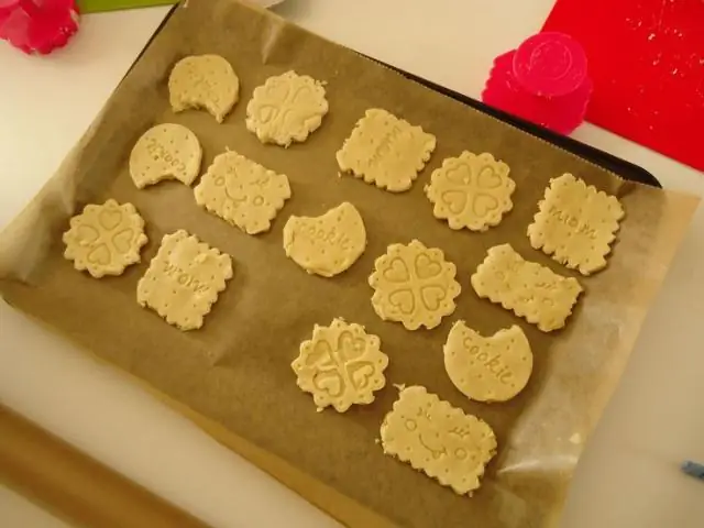 Формочки для печенья с мукой и маслом